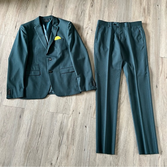 Elegant Green Two-Piece Suit with Notch Lapel - Picture 1 of 12